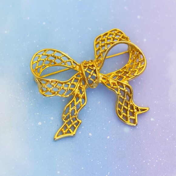 Vintage Ribbon Crisscross Patterned Gold Tone Brooch - J32 - Picture 1 of 2